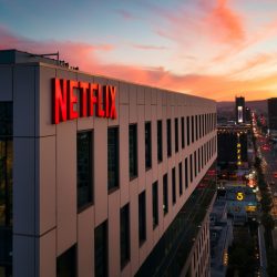 Netflix: empresa desaba 25% após balanço: e agora? 