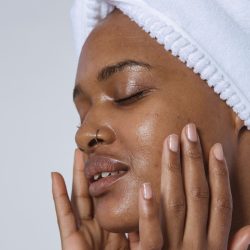 Estudos conseguiram rejuvenescer pele de mulher negra em 30 anos. Veja!    