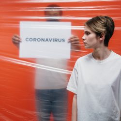 "A única fonte de novas variantes do coronavírus é o corpo de uma pessoa infectada"