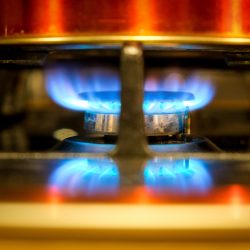 Gás de cozinha bate record e compromete 9,4% do salário mínimo