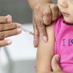 Saiba como proteger a criançada que ainda não pode tomar a vacina    