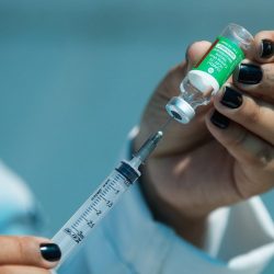 Covid-19: vacina da AstraZeneca chega às clínicas particulares; veja condições e preços