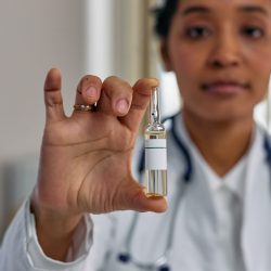 Clínicas privadas poderão vender vacinas contra a Covid-19 em maio