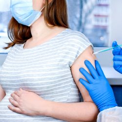 Covid-19: vacinação durante gravidez reduz internação de bebês, mostra estudo