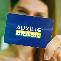 Auxílio Brasil: Governo cria cartão com chip e função de débito 