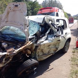 Uno e Caminhão envolvidos em acidente na ERS 446