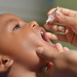 Vacinação contra pólio para crianças de um a cinco anos nas escolas  inicia hoje