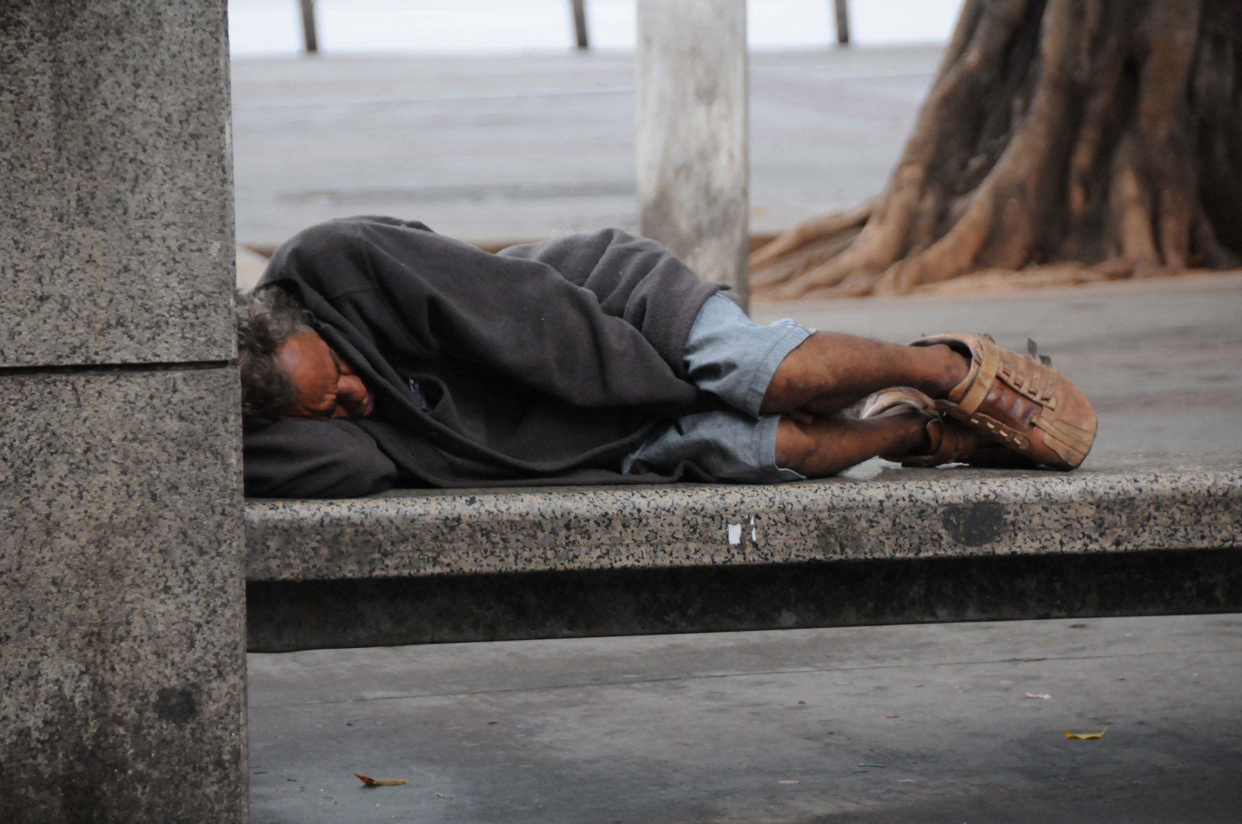 01/08/2020. Credito: Juarez Rodrigues/EM/D.A Press. Brasil. Belo Horizonte - MG. Inverno - Frio. Capital mineira amanhace com temperaturas baixas e muito frio. Na foto,  senhor em vulnerabilidade (morador de rua) e com frio dorme na Praca Sete.
