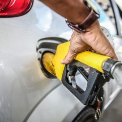 Gasolina chega ao menor preço médio do ano, custando R$ 5,74