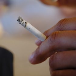 'Fumar de castigo’:  cardiologista brasileira sugere fumar contra a parede para largar o cigarro