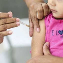 Covid-19: Governo não compra vacinas para crianças e já faltam doses