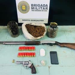 Brigada militar apreende drogas, armas e detém um adolescente em Bento Gonçalves