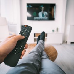 Cai o percentual de domicílios com televisão e TV por assinatura perde espaço