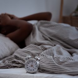 Dormir menos deixa as pessoas mais egoístas, indicam pesquisas