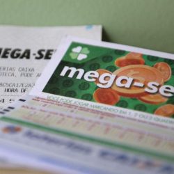 Mega-sena paga R$ 300 mi; chance de ganhar com aposta mínima é de uma em 50 milhões