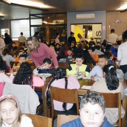 Projeto social promove noite de pizza para mais de 200 crianças