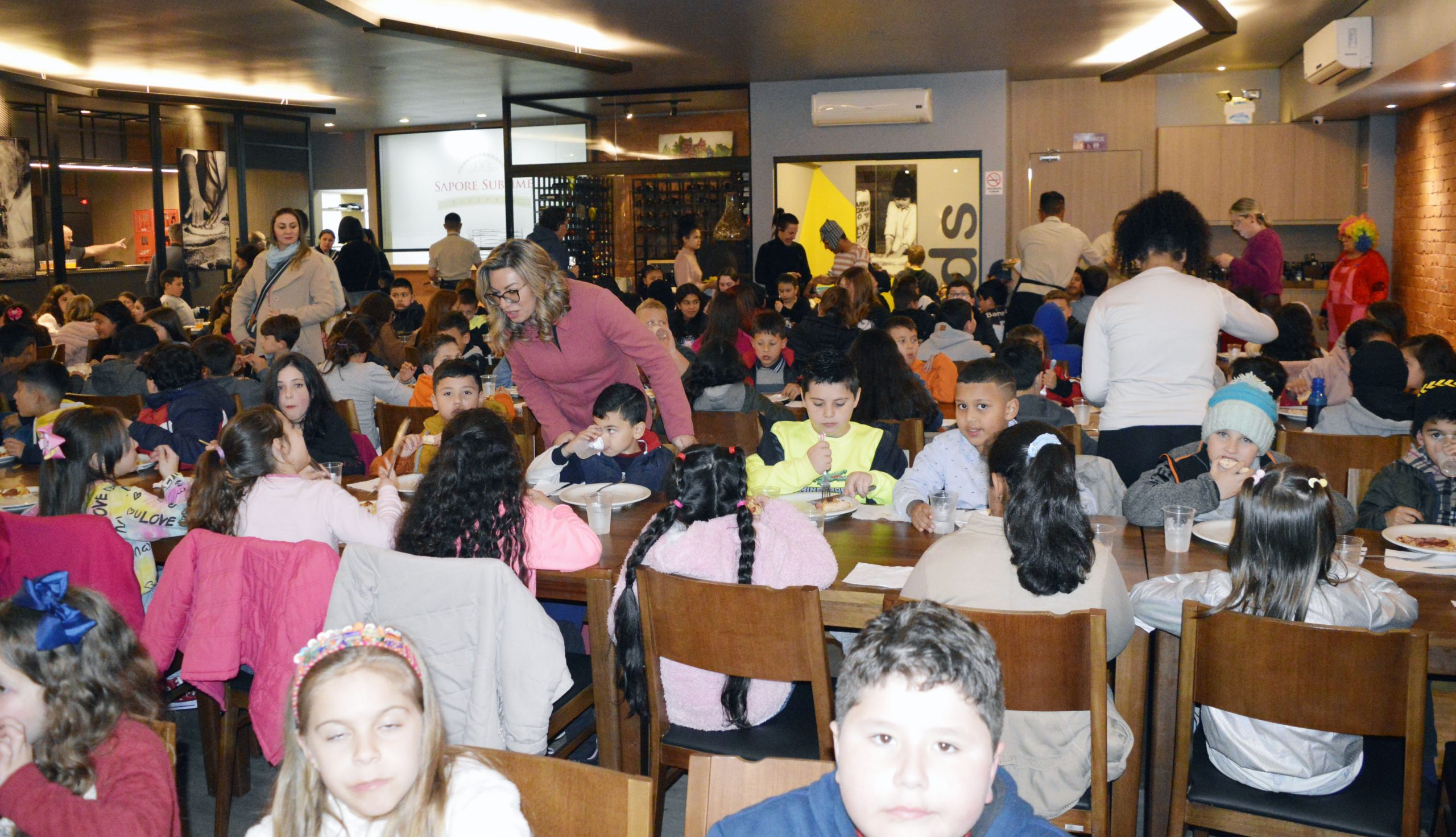 Projeto social promove noite de pizza para mais de 200 crianças