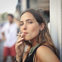 Um cigarro é suficiente para bloquear produção de estrogênio no cérebro de mulheres