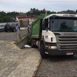  Caminhão desgovernado desce de ré e bate em muro no bairro Licorsul