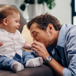 Receber carinho reduz sensação  de dor em bebês, diz estudo