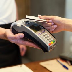 Juros no rotativo do cartão de crédito vai a quase 400% ao ano