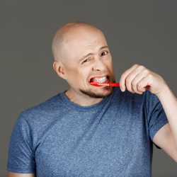 Má higiene da boca pode causar doença cardíaca, aponta estudo