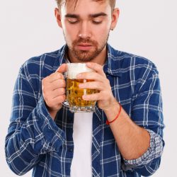 Ressaca: o que fazer para não se sentir péssimo após beber