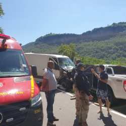 Seis veículos envolvidos em acidente próximo à ponte do Rio das Antas