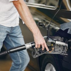 Preço médio da gasolina cai pela quinta vez seguida nos postos, diz ANP