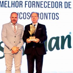 Franck Muller diretor da AGAS entregou a premiação Diretor Presidente da Suvalan, José Carlos Estefenon