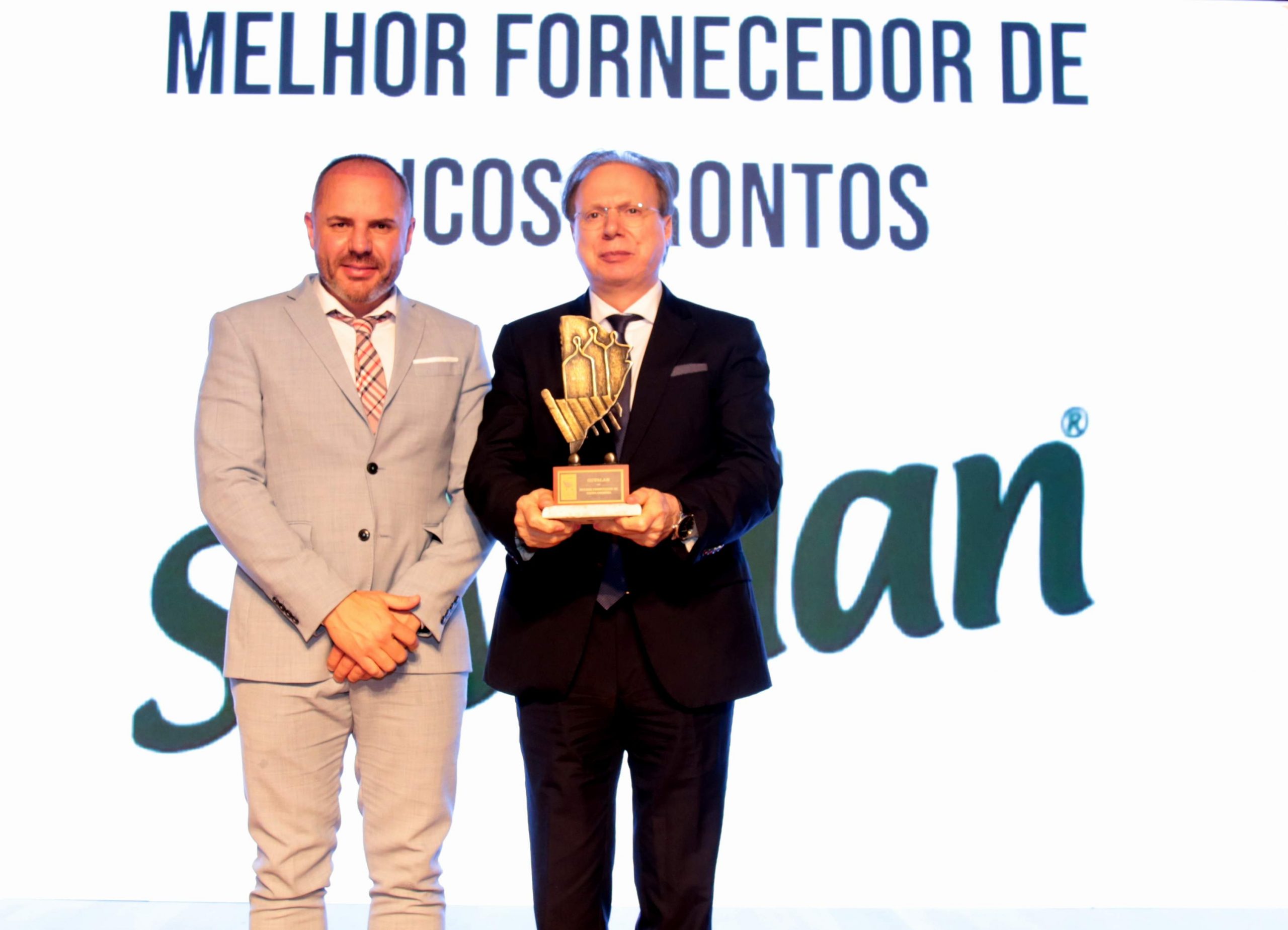 Franck Muller diretor da AGAS entregou a premiação Diretor Presidente da Suvalan, José Carlos Estefenon