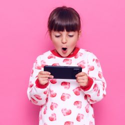 Por que você não deve acalmar seu filho com o celular, segundo este estudo
