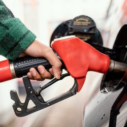 Gasolina pode subir até 14% com retomada de impostos federais e ICMS maior