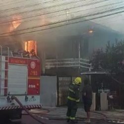 Bombeiros controlam fogo em casa no bairro Juventude