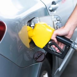 Com volta de impostos federais, gasolina deve subir R$ 0,68 por litro, prevê Abicom