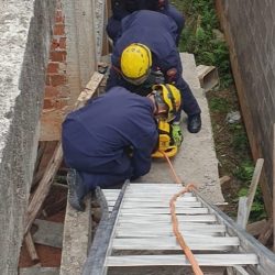 Bombeiros resgatam vítima soterrada por escada de concreto