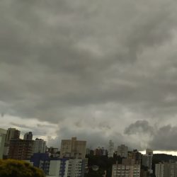 Quinta-feira começa nublado, mas pode ter chuva forte à tarde