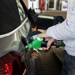 Preço médio da gasolina e do diesel volta a cair nos postos, e etanol fica estável