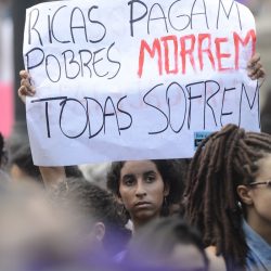 Uma em cada sete mulheres, aos 40 anos, já passou por aborto no Brasil