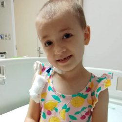 Pequena Lolo pede ajuda, pois voltou o câncer raro, e precisa   tratamento em Porto Alegre