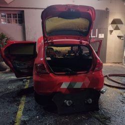 Bombeiros debelam incêndio de carro no bairro Maria Goretti