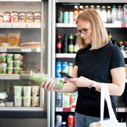 Embalagens de alimentos como salsichas e refrigerantes ocultam aditivos