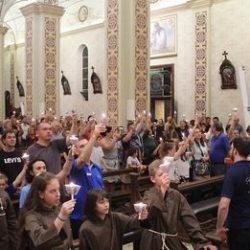 Procissão Luminosa da 145ª Festa de Santo Antônio reúne 800 pessoas