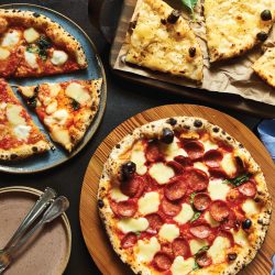 Aprenda a fazer uma incrível pizza, para um jantar romântico neste fim de semana
