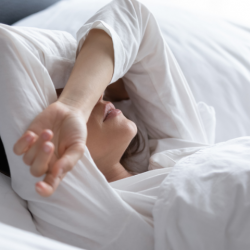 Por que os problemas vêm à mente na hora de dormir? Três dicas de como evitar isso