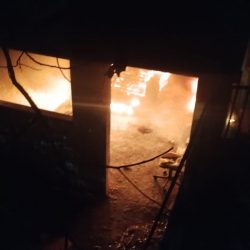 Bombeiros apagam fogo em casa abandonada no Conceição