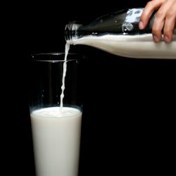 Por que o leite hidrata mais que a água?