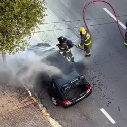 Carro pega fogo no bairro São Bento na manhã desta quarta-feira