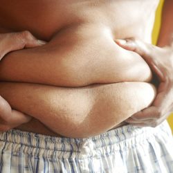 Acúmulo de gordura abdominal aumenta risco de deficiência de vitamina D, mostra estudo