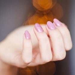 Estudo revela mistério das bactérias persistentes nas unhas: Por que elas resistem à lavagem das mãos?